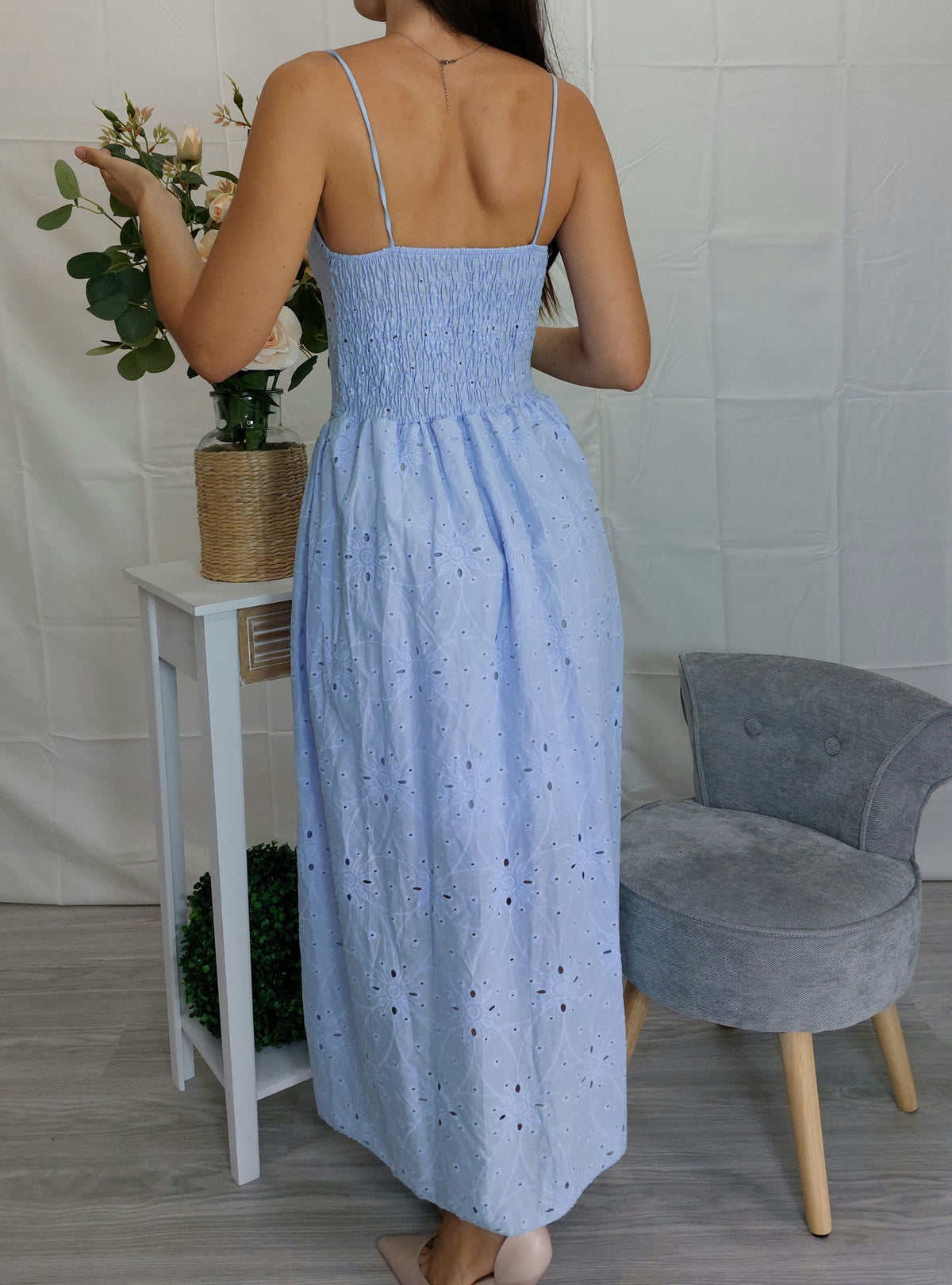 Abito lungo in sangallo con spalline sottili “Fiori di Brezza”
