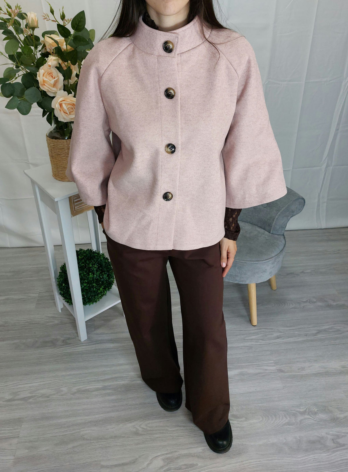 Nives – Cappotto donna corta svasata con collo alto e maniche a tre quarti