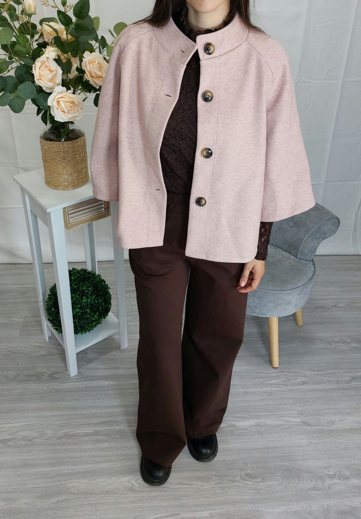Nives – Cappotto donna corta svasata con collo alto e maniche a tre quarti