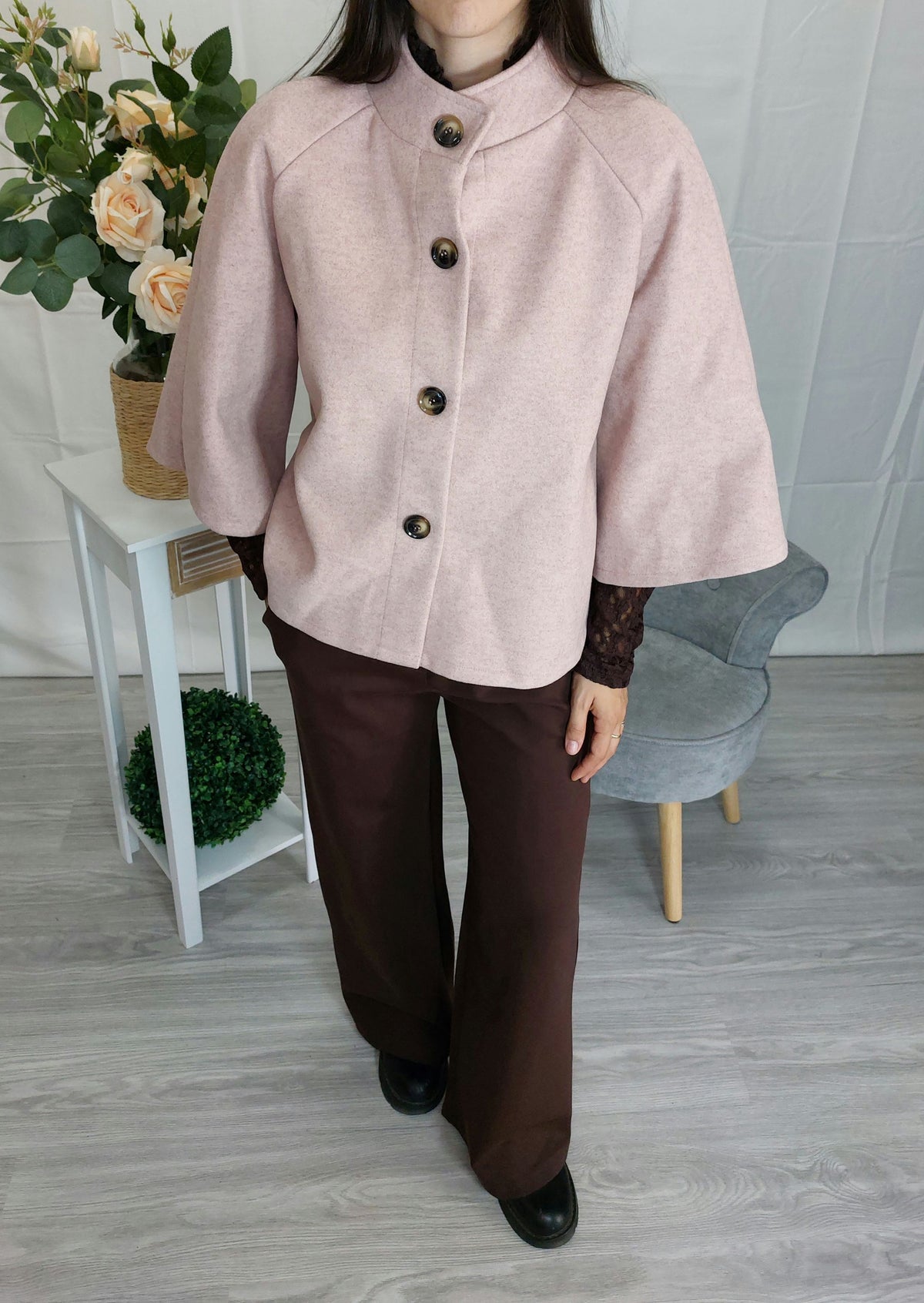 Nives – Cappotto donna corta svasata con collo alto e maniche a tre quarti